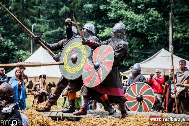 Zdjęcie w galerii na portalu naszraciborz.pl: Walki drużynowe podczas Festiwalu Średniowiecznego wiadomości z regionu