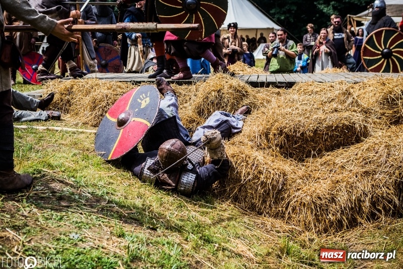Zdjęcie w galerii na portalu naszraciborz.pl: Walki drużynowe podczas Festiwalu Średniowiecznego wiadomości z regionu