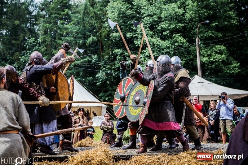 Zdjęcie w galerii na portalu naszraciborz.pl: Walki drużynowe podczas Festiwalu Średniowiecznego wiadomości z regionu