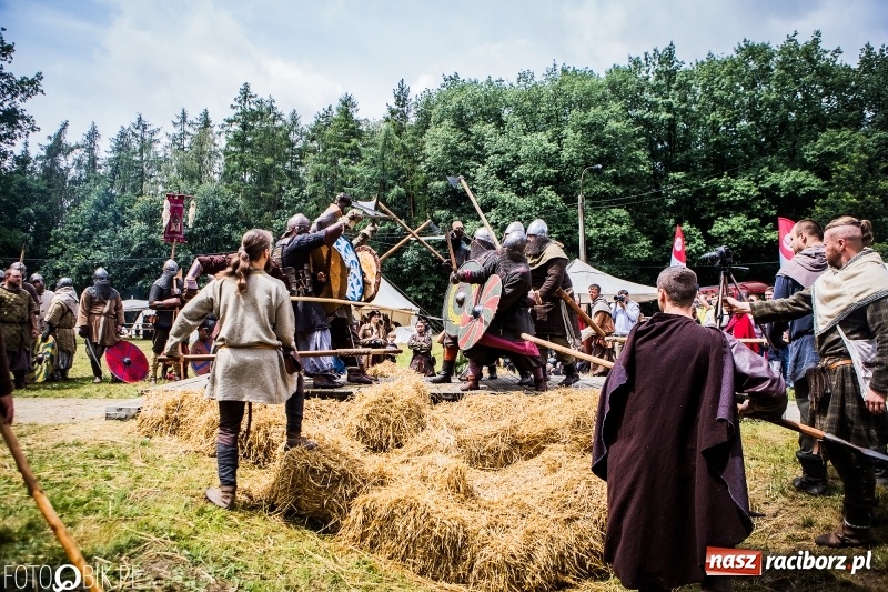 Zdjęcie w galerii na portalu naszraciborz.pl: Walki drużynowe podczas Festiwalu Średniowiecznego wiadomości z regionu