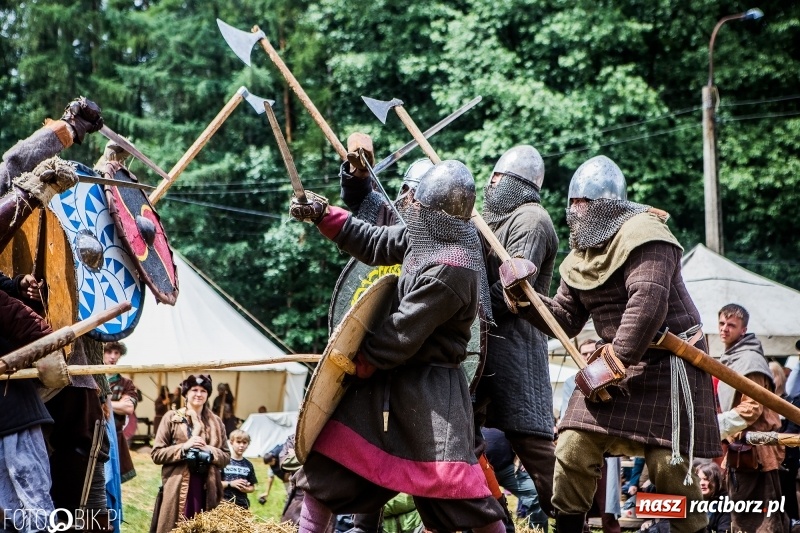 Zdjęcie w galerii na portalu naszraciborz.pl: Walki drużynowe podczas Festiwalu Średniowiecznego wiadomości z regionu