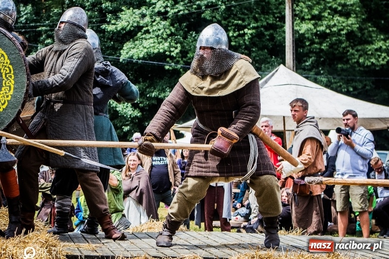 Zdjęcie w galerii na portalu naszraciborz.pl: Walki drużynowe podczas Festiwalu Średniowiecznego wiadomości z regionu