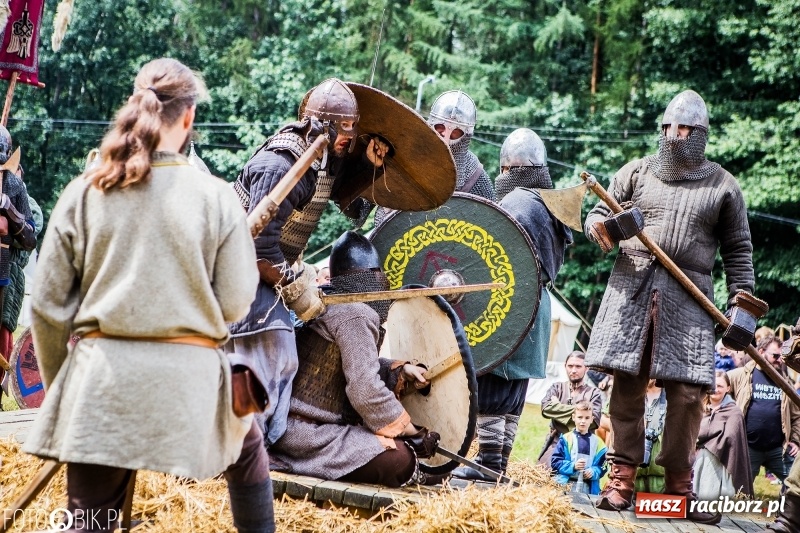 Zdjęcie w galerii na portalu naszraciborz.pl: Walki drużynowe podczas Festiwalu Średniowiecznego wiadomości z regionu