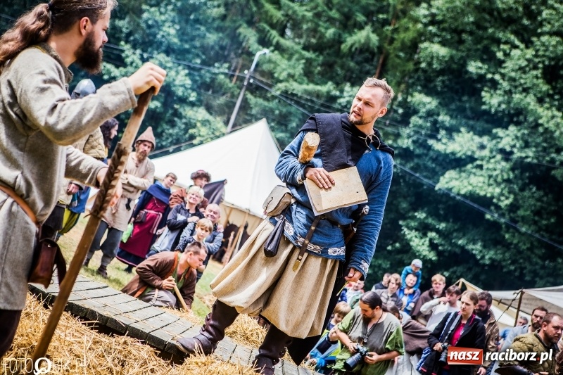 Zdjęcie w galerii na portalu naszraciborz.pl: Walki drużynowe podczas Festiwalu Średniowiecznego wiadomości z regionu