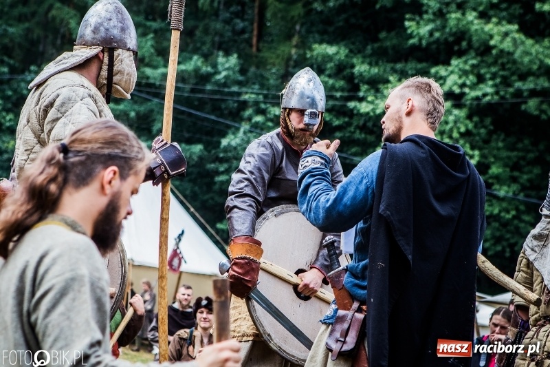 Zdjęcie w galerii na portalu naszraciborz.pl: Walki drużynowe podczas Festiwalu Średniowiecznego wiadomości z regionu