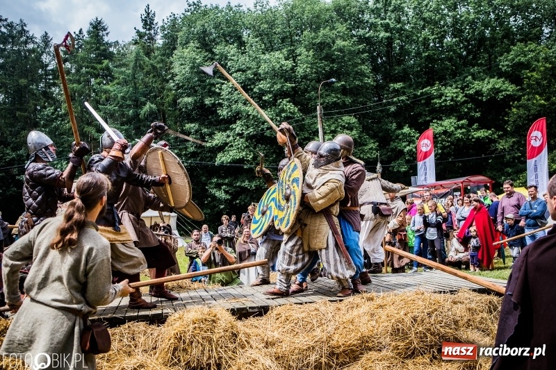 Zdjęcie w galerii na portalu naszraciborz.pl: Walki drużynowe podczas Festiwalu Średniowiecznego wiadomości z regionu