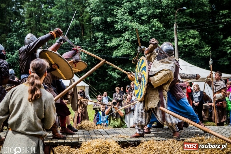 Zdjęcie w galerii na portalu naszraciborz.pl: Walki drużynowe podczas Festiwalu Średniowiecznego wiadomości z regionu