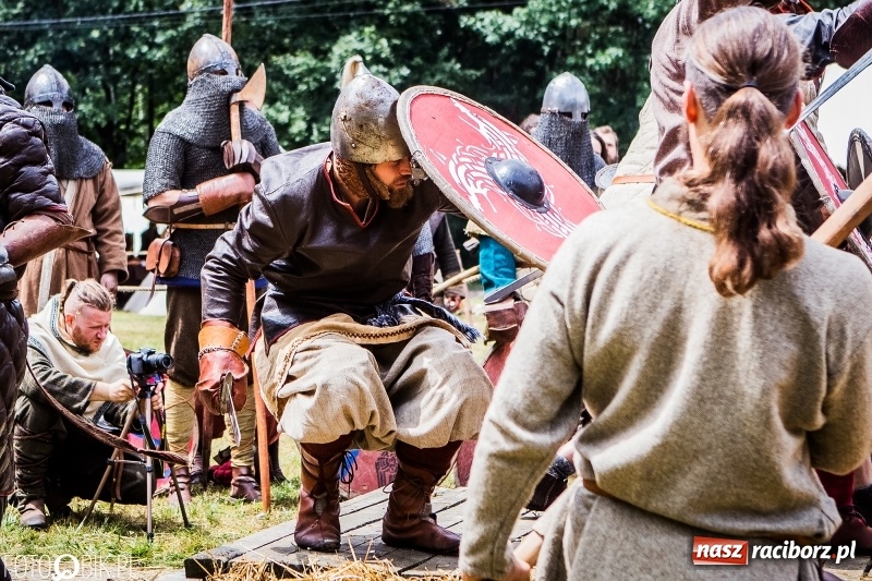 Zdjęcie w galerii na portalu naszraciborz.pl: Walki drużynowe podczas Festiwalu Średniowiecznego wiadomości z regionu