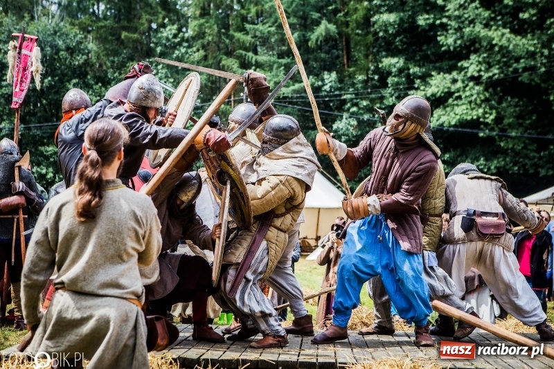 Zdjęcie w galerii na portalu naszraciborz.pl: Walki drużynowe podczas Festiwalu Średniowiecznego wiadomości z regionu
