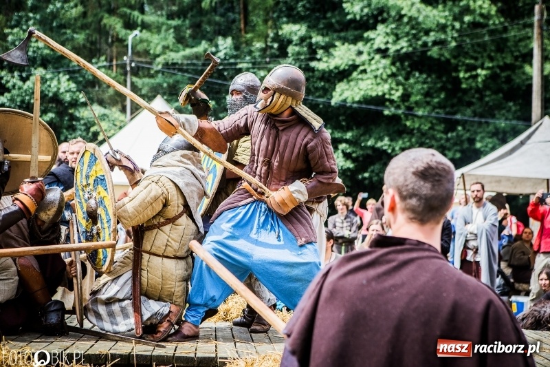 Zdjęcie w galerii na portalu naszraciborz.pl: Walki drużynowe podczas Festiwalu Średniowiecznego wiadomości z regionu