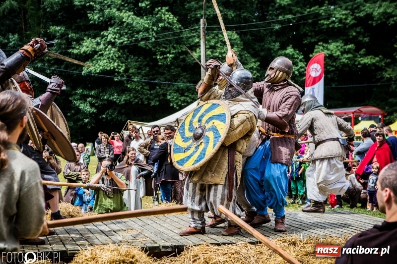 Zdjęcie w galerii na portalu naszraciborz.pl: Walki drużynowe podczas Festiwalu Średniowiecznego wiadomości z regionu