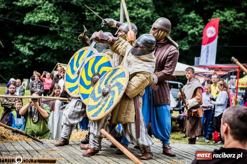 Zdjęcie w galerii na portalu naszraciborz.pl: Walki drużynowe podczas Festiwalu Średniowiecznego wiadomości z regionu