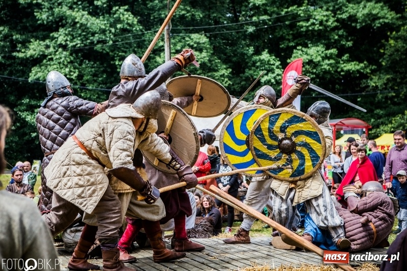 Zdjęcie w galerii na portalu naszraciborz.pl: Walki drużynowe podczas Festiwalu Średniowiecznego wiadomości z regionu