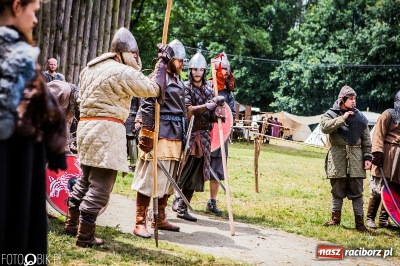 Zdjęcie w galerii na portalu naszraciborz.pl: Walki drużynowe podczas Festiwalu Średniowiecznego wiadomości z regionu