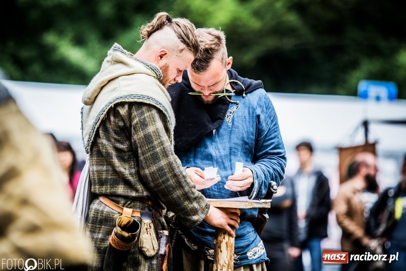 Zdjęcie w galerii na portalu naszraciborz.pl: Walki drużynowe podczas Festiwalu Średniowiecznego wiadomości z regionu