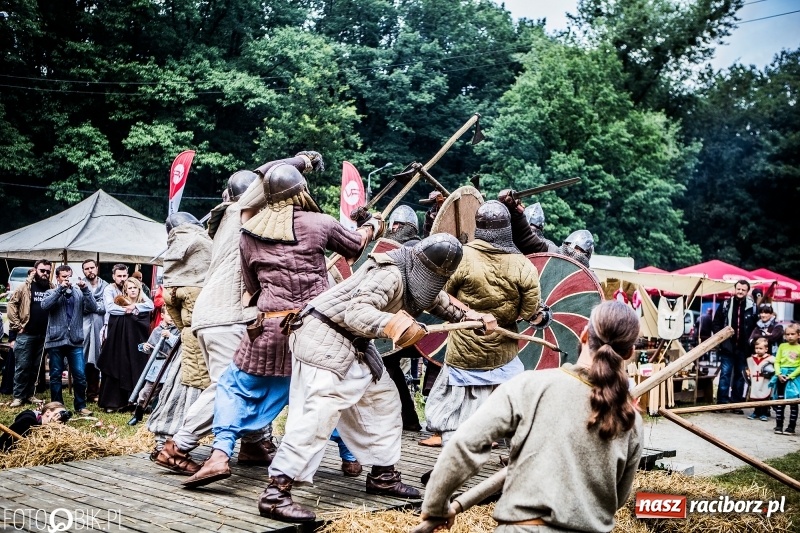 Zdjęcie w galerii na portalu naszraciborz.pl: Walki drużynowe podczas Festiwalu Średniowiecznego wiadomości z regionu