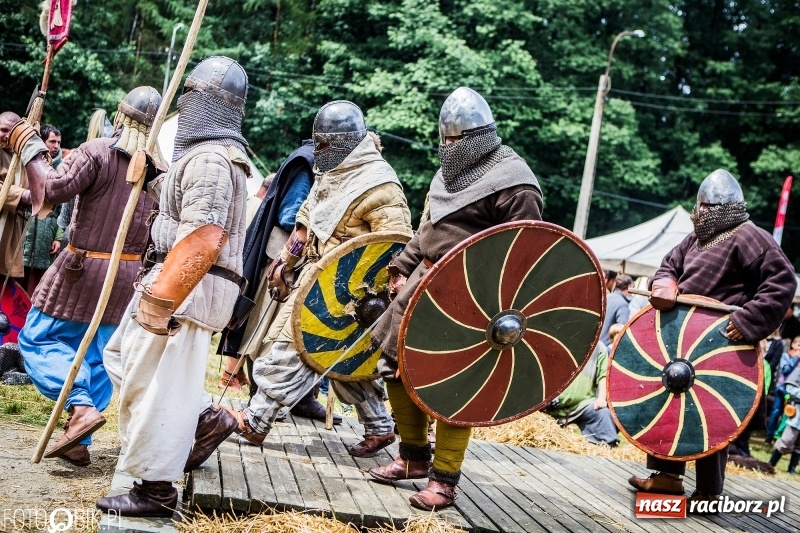 Zdjęcie w galerii na portalu naszraciborz.pl: Walki drużynowe podczas Festiwalu Średniowiecznego wiadomości z regionu