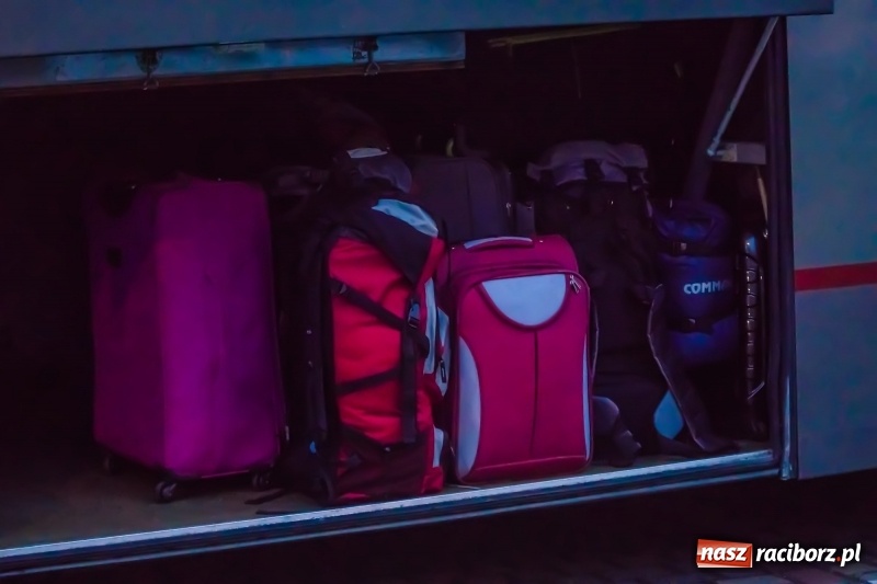 Zdjęcie w galerii na portalu naszraciborz.pl: Wakacji nadszedł czas. Pierwszy turnus wyjechał do Pleśnej wiadomości z regionu