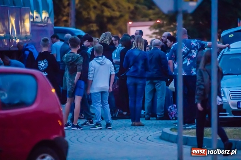 Zdjęcie w galerii na portalu naszraciborz.pl: Wakacji nadszedł czas. Pierwszy turnus wyjechał do Pleśnej wiadomości z regionu