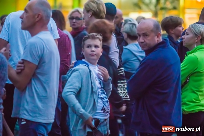 Zdjęcie w galerii na portalu naszraciborz.pl: Wakacji nadszedł czas. Pierwszy turnus wyjechał do Pleśnej wiadomości z regionu