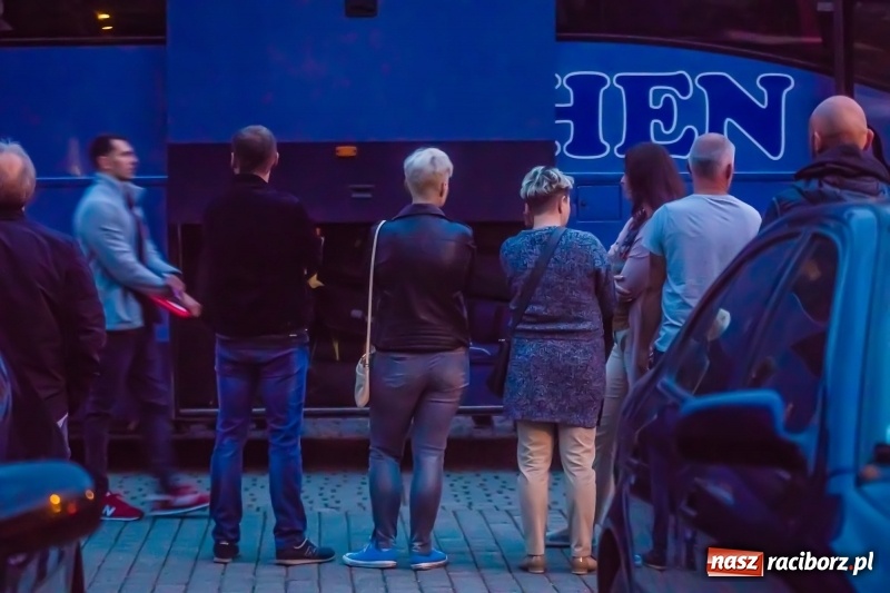 Zdjęcie w galerii na portalu naszraciborz.pl: Wakacji nadszedł czas. Pierwszy turnus wyjechał do Pleśnej wiadomości z regionu