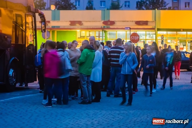 Zdjęcie w galerii na portalu naszraciborz.pl: Wakacji nadszedł czas. Pierwszy turnus wyjechał do Pleśnej wiadomości z regionu