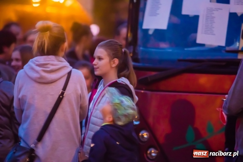 Zdjęcie w galerii na portalu naszraciborz.pl: Wakacji nadszedł czas. Pierwszy turnus wyjechał do Pleśnej wiadomości z regionu