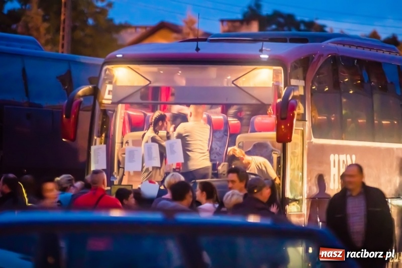 Zdjęcie w galerii na portalu naszraciborz.pl: Wakacji nadszedł czas. Pierwszy turnus wyjechał do Pleśnej wiadomości z regionu