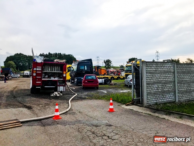 Zdjęcie w galerii na portalu naszraciborz.pl: Pożar w bazie transportowej w Rzuchowie  wiadomości z regionu