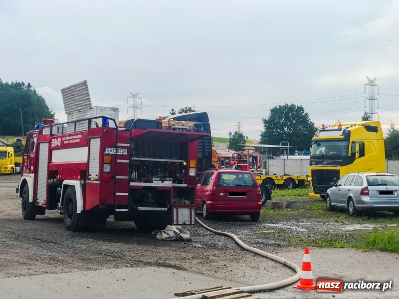 Zdjęcie w galerii na portalu naszraciborz.pl: Pożar w bazie transportowej w Rzuchowie  wiadomości z regionu