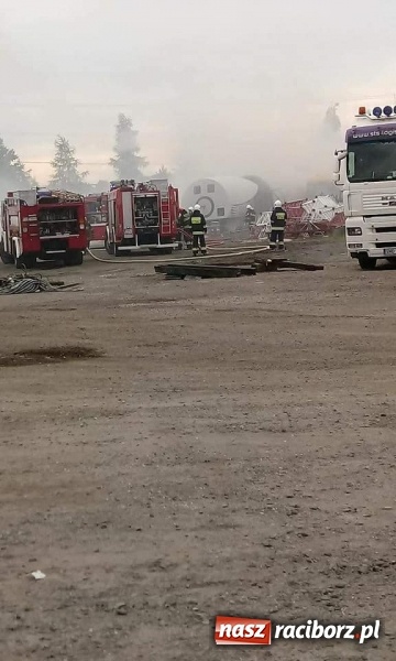 Zdjęcie w galerii na portalu naszraciborz.pl: Pożar w bazie transportowej w Rzuchowie  wiadomości z regionu