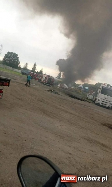 Zdjęcie w galerii na portalu naszraciborz.pl: Pożar w bazie transportowej w Rzuchowie  wiadomości z regionu