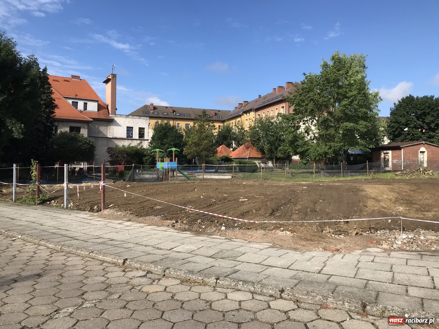 Zdjęcie w galerii na portalu naszraciborz.pl: Przedszkole z mniejszym placem zabaw. Co jest powodem?  wiadomości z regionu