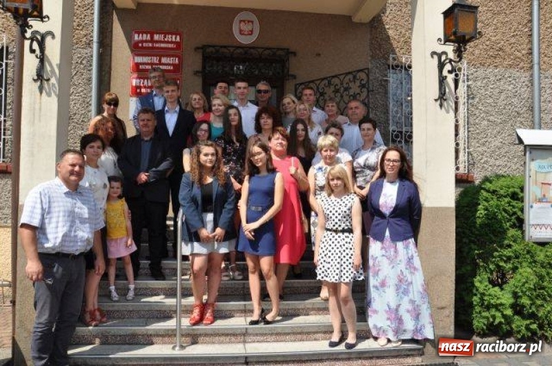 Zdjęcie w galerii na portalu naszraciborz.pl: Nagrody Burmistrza dla uczniów z Kuźni Raciborskiej i Rud wiadomości z regionu
