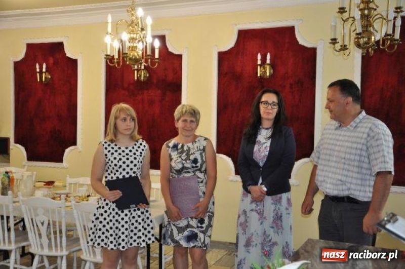 Zdjęcie w galerii na portalu naszraciborz.pl: Nagrody Burmistrza dla uczniów z Kuźni Raciborskiej i Rud wiadomości z regionu