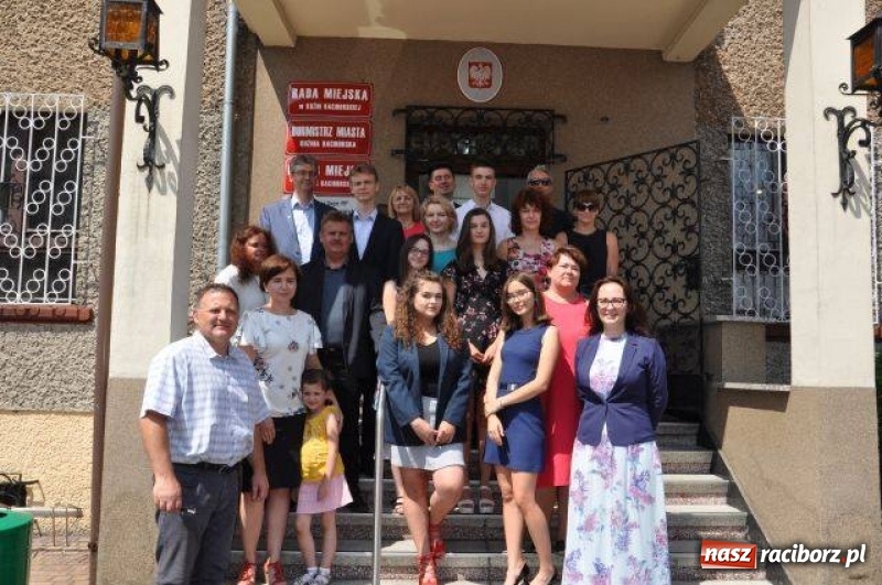 Zdjęcie w galerii na portalu naszraciborz.pl: Nagrody Burmistrza dla uczniów z Kuźni Raciborskiej i Rud wiadomości z regionu