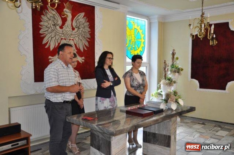 Zdjęcie w galerii na portalu naszraciborz.pl: Nagrody Burmistrza dla uczniów z Kuźni Raciborskiej i Rud wiadomości z regionu