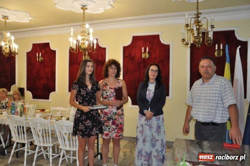 Zdjęcie w galerii na portalu naszraciborz.pl: Nagrody Burmistrza dla uczniów z Kuźni Raciborskiej i Rud wiadomości z regionu