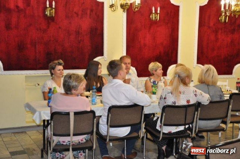 Zdjęcie w galerii na portalu naszraciborz.pl: Nagrody Burmistrza dla uczniów z Kuźni Raciborskiej i Rud wiadomości z regionu