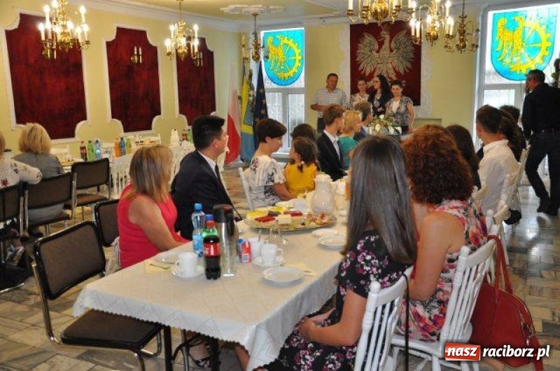 Zdjęcie w galerii na portalu naszraciborz.pl: Nagrody Burmistrza dla uczniów z Kuźni Raciborskiej i Rud wiadomości z regionu