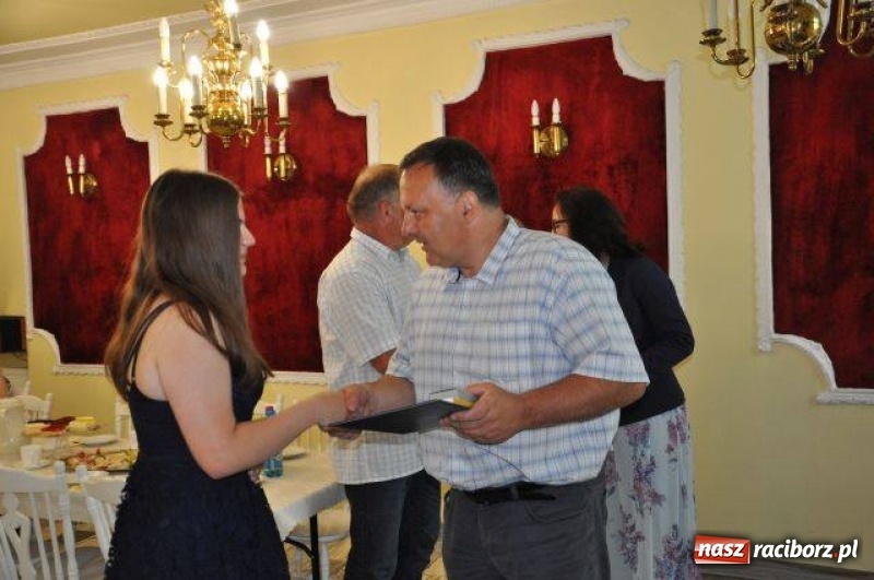 Zdjęcie w galerii na portalu naszraciborz.pl: Nagrody Burmistrza dla uczniów z Kuźni Raciborskiej i Rud wiadomości z regionu