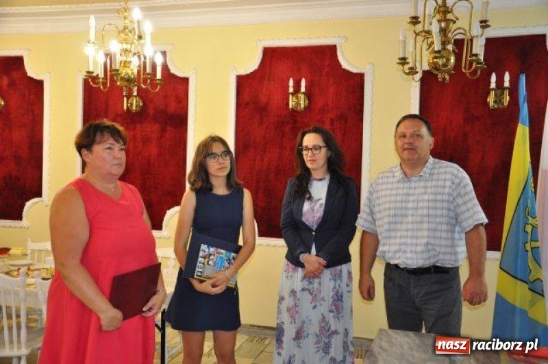 Zdjęcie w galerii na portalu naszraciborz.pl: Nagrody Burmistrza dla uczniów z Kuźni Raciborskiej i Rud wiadomości z regionu