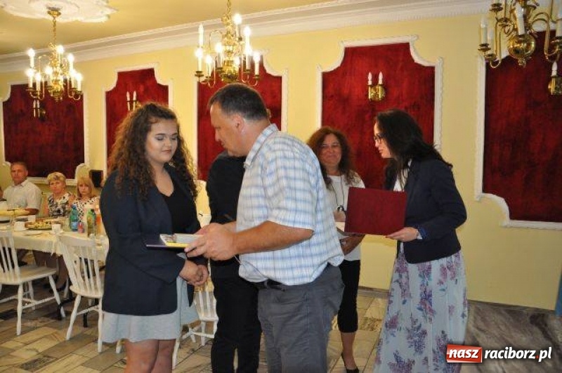Zdjęcie w galerii na portalu naszraciborz.pl: Nagrody Burmistrza dla uczniów z Kuźni Raciborskiej i Rud wiadomości z regionu