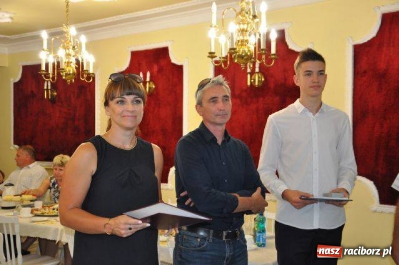 Zdjęcie w galerii na portalu naszraciborz.pl: Nagrody Burmistrza dla uczniów z Kuźni Raciborskiej i Rud wiadomości z regionu