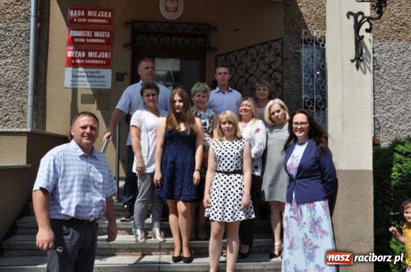 Zdjęcie w galerii na portalu naszraciborz.pl: Nagrody Burmistrza dla uczniów z Kuźni Raciborskiej i Rud wiadomości z regionu