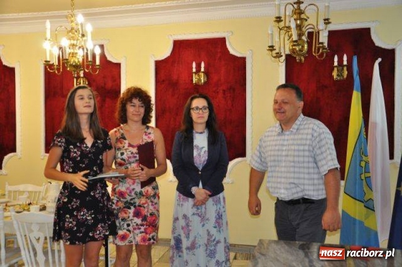 Zdjęcie w galerii na portalu naszraciborz.pl: Nagrody Burmistrza dla uczniów z Kuźni Raciborskiej i Rud wiadomości z regionu