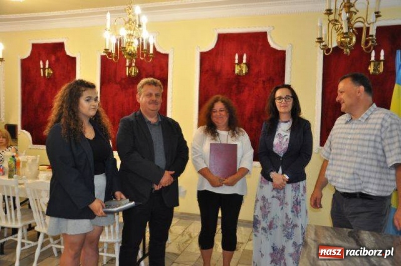 Zdjęcie w galerii na portalu naszraciborz.pl: Nagrody Burmistrza dla uczniów z Kuźni Raciborskiej i Rud wiadomości z regionu