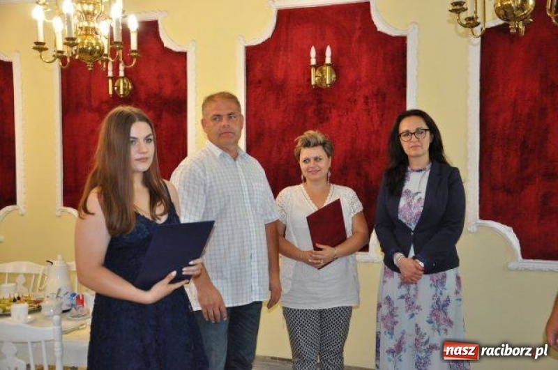 Zdjęcie w galerii na portalu naszraciborz.pl: Nagrody Burmistrza dla uczniów z Kuźni Raciborskiej i Rud wiadomości z regionu