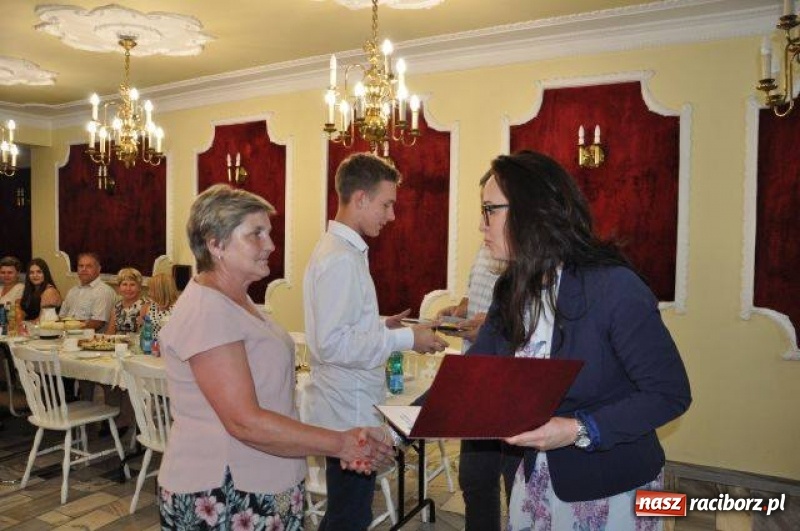 Zdjęcie w galerii na portalu naszraciborz.pl: Nagrody Burmistrza dla uczniów z Kuźni Raciborskiej i Rud wiadomości z regionu