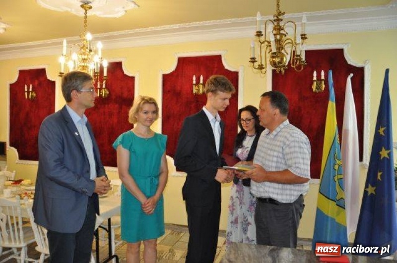 Zdjęcie w galerii na portalu naszraciborz.pl: Nagrody Burmistrza dla uczniów z Kuźni Raciborskiej i Rud wiadomości z regionu